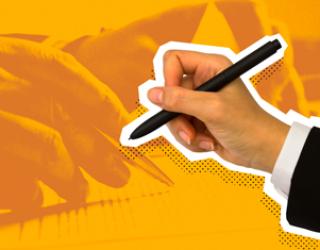 Primer plano de una mano sosteniendo un bolígrafo negro en actitud de firma o escritura, sobre un fondo naranja con gráficos sutiles.