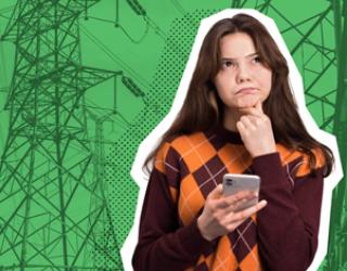 Mujer joven en actitud confundida o preocupada, mirando su teléfono móvil. El fondo verde la sitúa frente a unas altas torres de energía o telecomunicaciones.