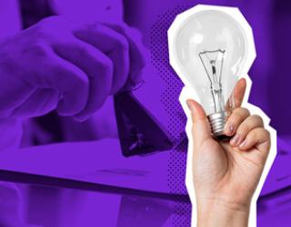 Primer plano de una mano sosteniendo un bombillo encendido, superpuesto a una imagen borrosa en color púrpura de otra mano aplicando un sello o estampilla sobre un documento.