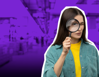 Una mujer con camisa verde y camiseta amarilla mirando a través de una lupa, sobre un fondo púrpura que muestra una tienda difuminada.