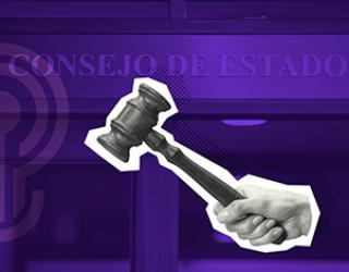 Un fondo morado que tiene el logo del Consejo de Estado de Colombia. Una mano sostiene un mazo de juez. Ambos elementos, la mano y el mazo, tienen un contorno blanco que los destaca sobre el fondo.