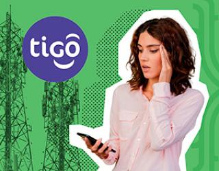 Una mujer joven con una camisa rosada sostiene un teléfono celular mientras se toca la frente, con una expresión de preocupación o estrés. A su izquierda, se ven dos torres de telecomunicaciones. El fondo es de color verde y tiene el logo de Tigo en un círculo púrpura