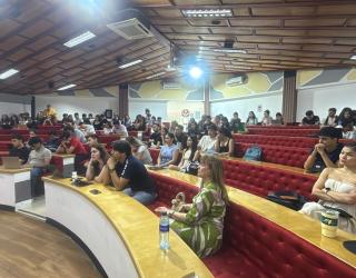 Personas en conferencia