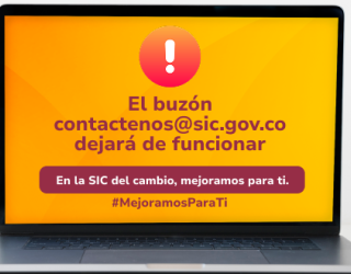 Pantalla de computador sobre una mesa con una advertencia