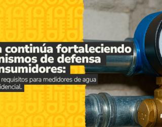 Anuncio que promociona una nueva regulación para los medidores de agua en Colombia. La imagen muestra texto sobre un fondo amarillo y la foto de un medidor de agua azul.