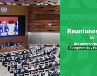 Anuncio de Conferencia de la ONU con asistentes y pantalla. Texto: Reuniones bilaterales, IX Conferencia de Naciones Unidas Competencia y Protección al Consumidor.