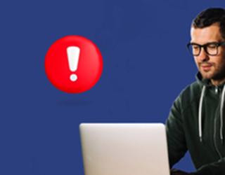 Señor en el computador trabajando con un signo de exclamación