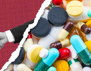 Mano estrechándose y pastillas farmacéuticas.