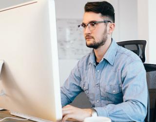 Señor en el computador trabajando