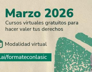 Hombre sonriendo frente a un computador