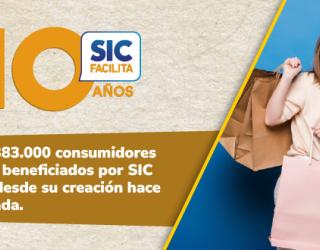Anuncio de aniversario conmemorando 10 años de "SIC Facilita". El lado izquierdo muestra el número 10 y el texto "Más de 383.000 consumidores han sido beneficiados". El lado derecho muestra a dos mujeres sonrientes sosteniendo bolsas de compras, con un fondo azul.