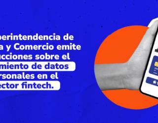 Una ilustración de fondo azul con puntos y una forma naranja. Muestra una mano sosteniendo un teléfono con la pantalla de una aplicación bancaria. En la parte superior, un texto en blanco y negrita dice: "La Superintendencia de Industria y Comercio emite instrucciones sobre el tratamiento de datos personales en el sector fintech."