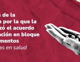 una mano sosteniendo varias pastillas sobre un fondo rojo con textura de papel arrugado. A la izquierda, hay un texto en blanco que dice: "Aclaración de la Resolución por la que la SIC autorizó el acuerdo de negociación en bloque de medicamentos - tecnologías en salud".